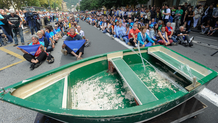 Herrira ha llevado a cabo la iniciaitiva en el Bulebar donostiarra. (Andoni CANELLADA / ARGAZKI PRESS)