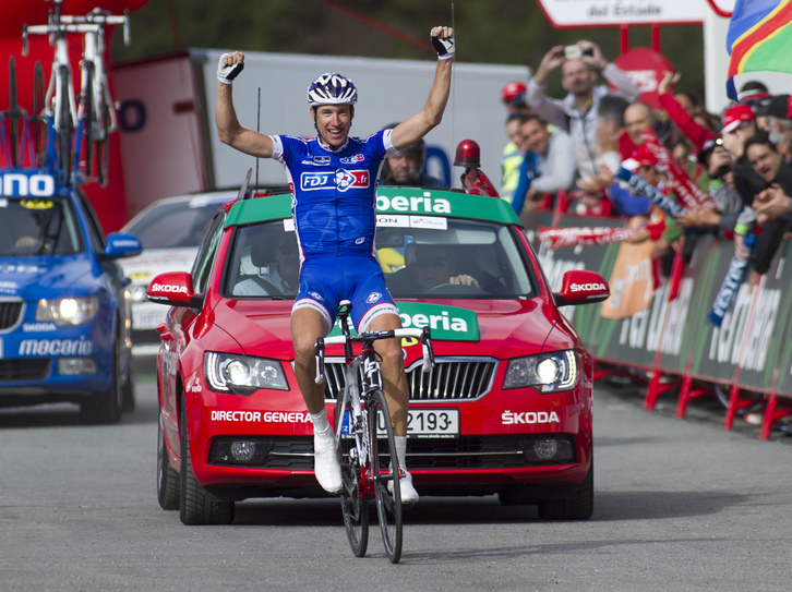 Geniez celebra la victoria a su llegada a meta. (AFP)