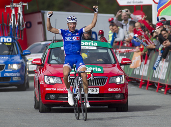 Geniez celebra la victoria a su llegada a meta. (AFP)
