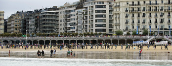 Cadena humana realizada en la playa de la Concha. (Juan Carlos RUIZ / ARGAZKI PRESS)