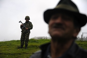 Un soldado vigilando a los campesinos que participan en las protestas. (Eitan ABRAMOVICH/AFP PHOTO)