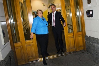 El primer ministro noruego, Jens Stoltenberg, junto a Erna Solberg, principal líder opositora. (Fredrik VARFJELL/AFP PHOTO)