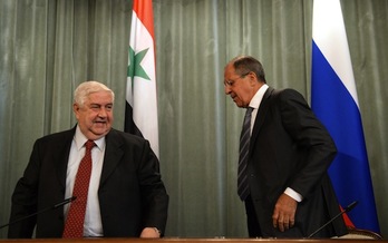 Los ministros de Exteriores sirio y ruso, Wallid Muallem y Sergei Lavrov. (Yuri KADOBNOV/AFP PHOTO)