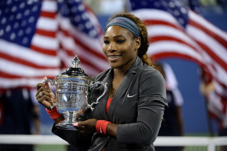 Serena Williams posa con el trofeo de campeona del Abierto de EEUU. (Stan HONDA / AFP PHOTO)