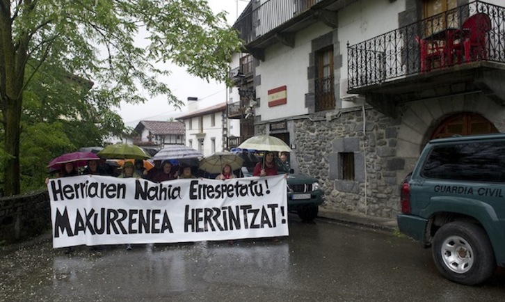 Manifestación celebrada el pasado junio, a su paso por delante del cuartel. (Idoia ZABALETA / ARGAZKI PRESS)