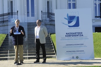 Zaragüeta e Izagirre, durante la presentación de la conferencia. (Jon URBE/ARGAZKI PRESS)