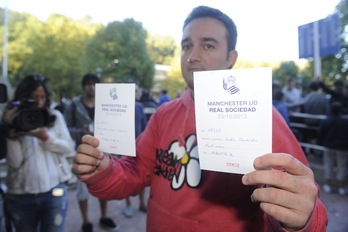 Un aficionado muestra la reserva para dos entradas en Old Trafford. (Jon URBE / ARGAZKI PRESS)