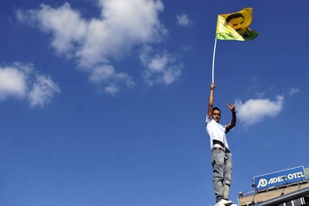 Un hombre airea una bandera con la imagen del líder kurdo Abdullah Oçalan. (Ozan KOSE/AFP)