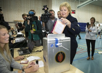 La líder de la oposición, Erna Solberg, a la hora de depositar su voto. (Heiko JUNGE/AFP)