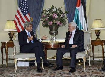 El presidente de la ANP, Mahmud Abbas, junto al secretario de Estado de EEUU, John Kerry. (Susan WALSH/AFP PHOTO)