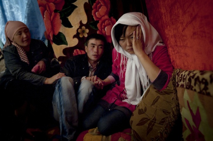 Imagen de una de las bodas forzadas en Kirguizistán, reportaje premiado en el apartado Magazine. (Noriko HAYASHI/PANOS PICTURES/RÉA)