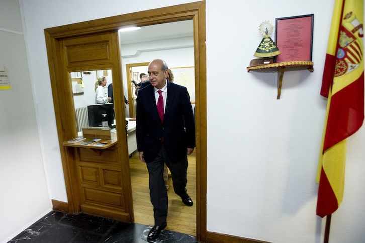 Fernández Díaz, durante su visita al cuartel de Leitza. (Iñigo URIZ/ARGAZKI PRESS)