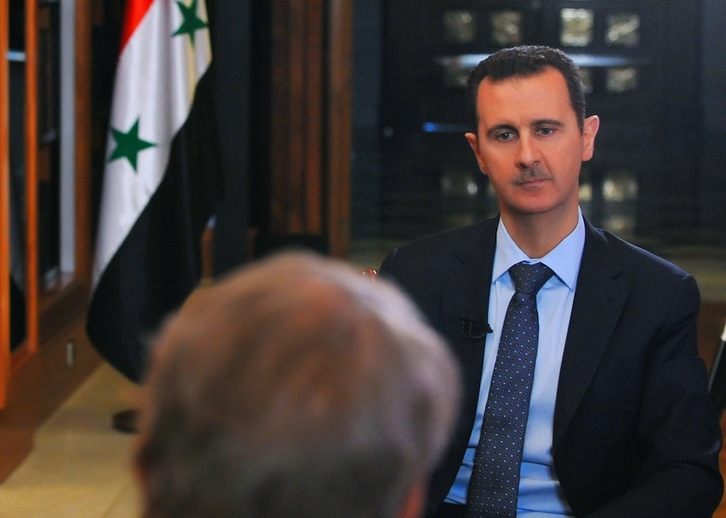 Bashar al-Assad, durante la entrevista que concedió a la cadena estadounidense CBS. (AFP)