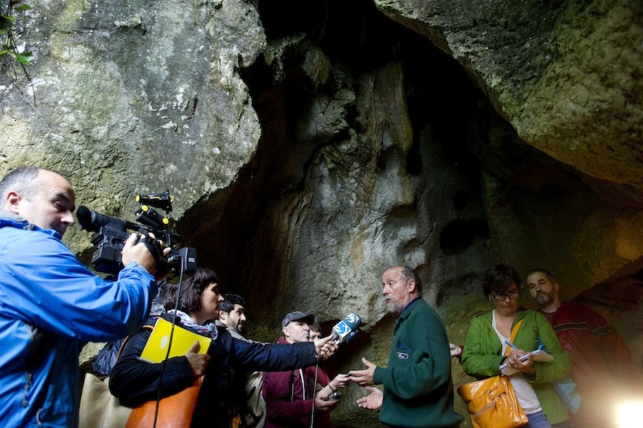 Xabier Peñalver, en la entrada de la cueva, junto a varios periodistas. (Raul BOGAJO/ARGAZKI PRESS)