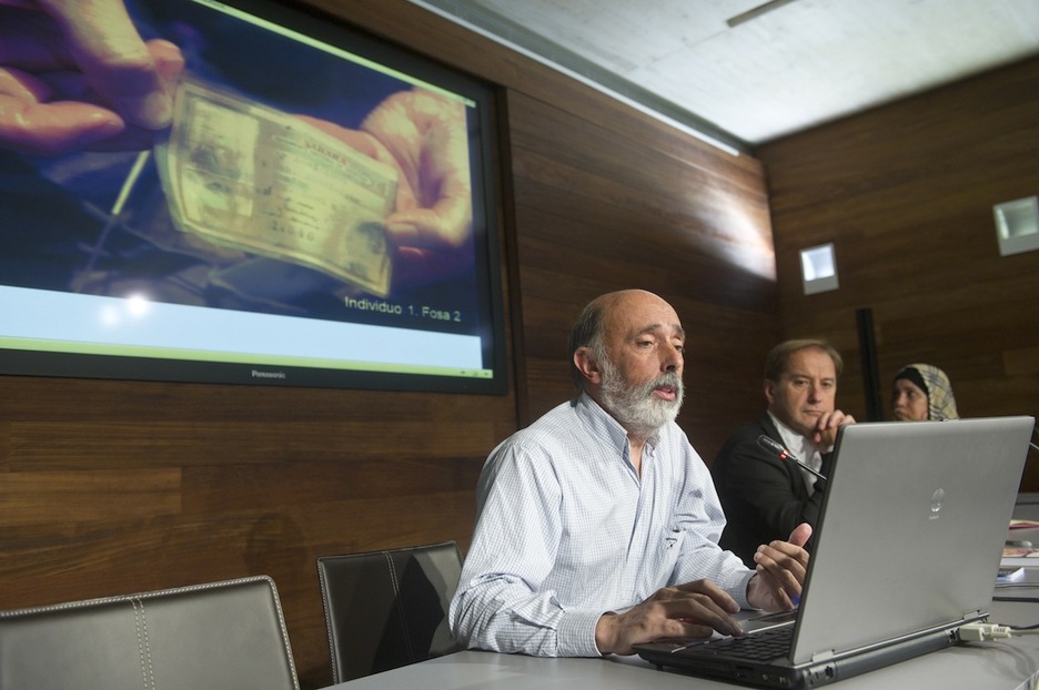 El forense Paco Etxeberria explica los hallazgos realizados. (Jon URBE / ARGAZKI PRESS)