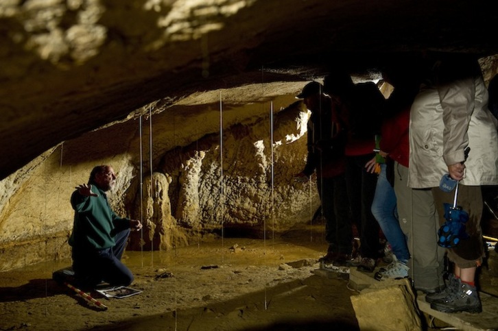 Xavier Peñalver, en la galería en la que se han hecho los últimos descubrimientos. (Raúl BOGAJO/ARGAZKI PRESS)