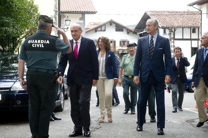 El ministro español de Interior, Jorge Fernández Díaz, en su visita al cuartel de Leitza. (Iñigo URIZ/ARGAZKI PRESS)