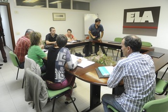 Imagen del encuentro que se ha celebrado en la sede de ELA en Donostia. (Jon URBE/ARGAZKI PRESS)