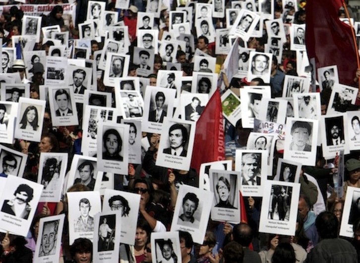 Imagen de archivo de una protesta por los detenidos y desaparecidos durante la dictadura de Pinochet. (Sebastián SILVA/AFP PHOTO)