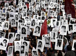 Protesta por los detenidos y desaparecidos durante la dictadura de Pinochet. (Sebastián SILVA/AFP PHOTO)