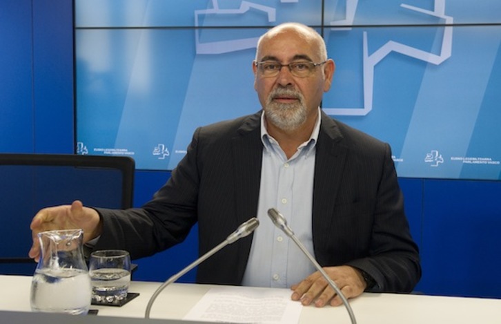 El portavoz del PSE José Antonio Pastor ha registrado el escrito en nombre del partido en el Parlamento de Gasteiz. (Raul BOGAJO/ARGAZKI PRESS)