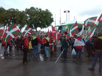 Independentistak Sareak bi autobus bete lagun bidali ditu Bartzelonara. (Patxi Gaztelumendi, @iPtx)