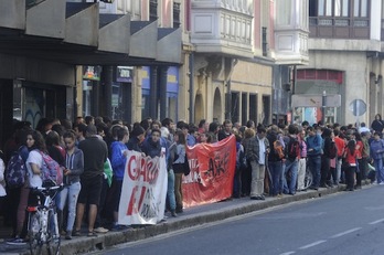 Elkarretaratze jendetsua egin dute Bilboko Buenos Aires kaleko epaitegiaren atarian. (ARGAZKI PRESS)