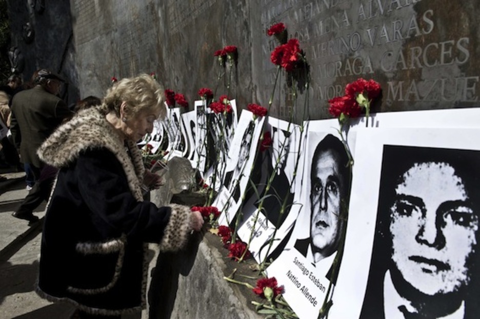 Una mujer participa en un homenaje en Villa Grimaldi, utilizado en la dictadura como centro de detención. (Martin BERNETTI/AFP PHOTO) Una mujer participa en un homenaje en Villa Grimaldi, utilizado en la dictadura como centro de detención. (Martin BERNETTI/AFP PHOTO)