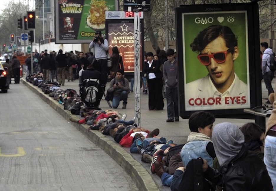 Cientos de chilenos se han tumbado en las calles de Santiago para recordar a las víctimas de la dictadura. (Martin BERNETTI/AFP PHOTO) Cientos de chilenos se han tumbado en las calles de Santiago para recordar a las víctimas de la dictadura. (Martin BERNETTI/AFP PHOTO)