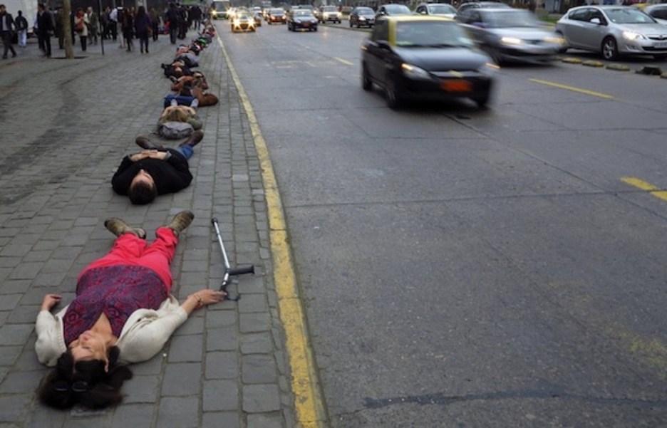 Una original cadena humana conmemora a las víctimas del régimen militar de Pinochet. (Martin BERNETTI/AFP PHOTO) Una original cadena humana conmemora a las víctimas del régimen militar de Pinochet. (Martin BERNETTI/AFP PHOTO)
