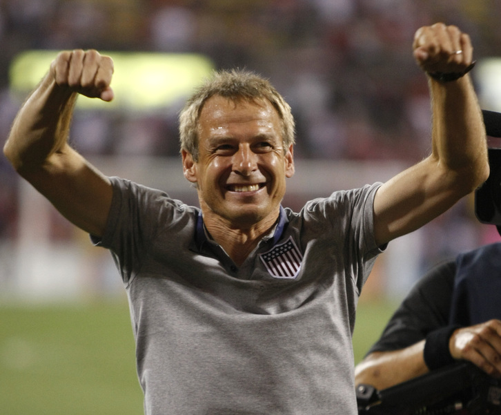  El alemán Jurgen Klinsmann, seleccionador de EEUU, celebra la clasificación. (Paul VERNON / AFP PHOTO)