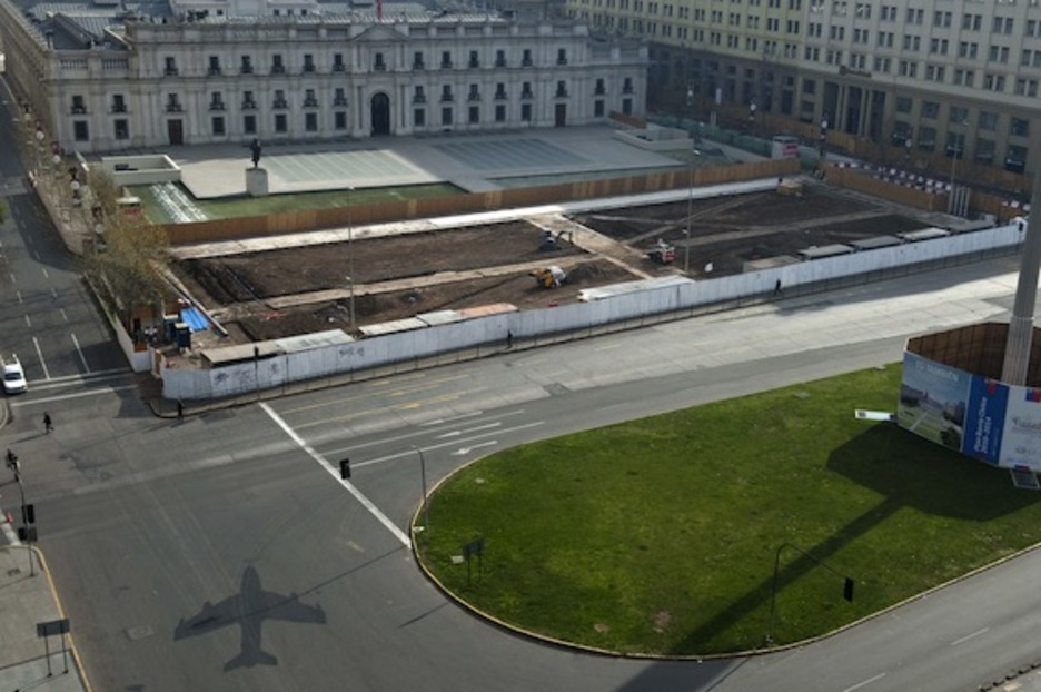 La silueta de un avión pintada en el suelo recuerda el bombardeo del palacio presidencial de La Moneda. (Claudio SANTANA/AFP PHOTO) La silueta de un avión pintada en el suelo recuerda el bombardeo del palacio presidencial de La Moneda. (Claudio SANTANA/AFP PHOTO)
