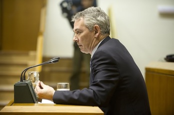Antón Damborenea, durante una intervención en el Parlamento de Gasteiz. (Raúl BOGAJO / ARGAZKI PRESS)