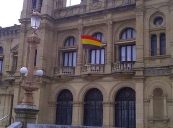 La bandera republicana en el balcón del Ayuntamiento donostiarra. (Geroa Bai)