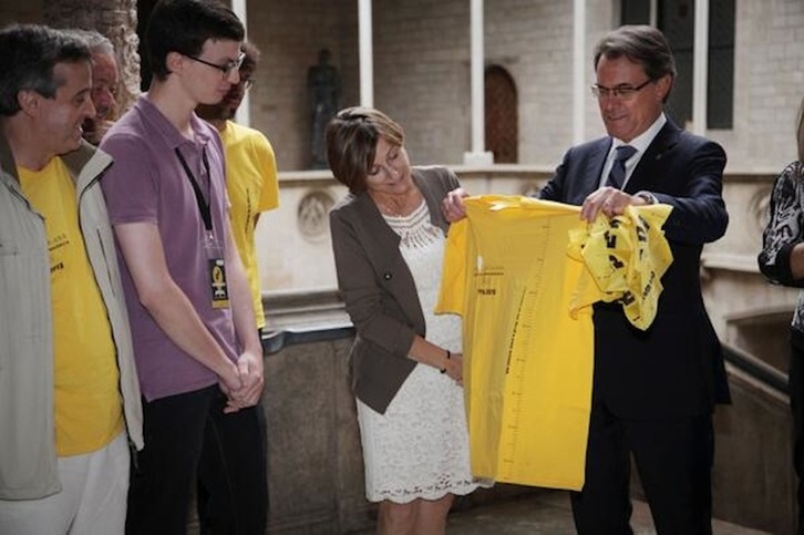 Artur Mas recibe la camiseta de Via Catalana. (Assemblea Nacional Catalana) 