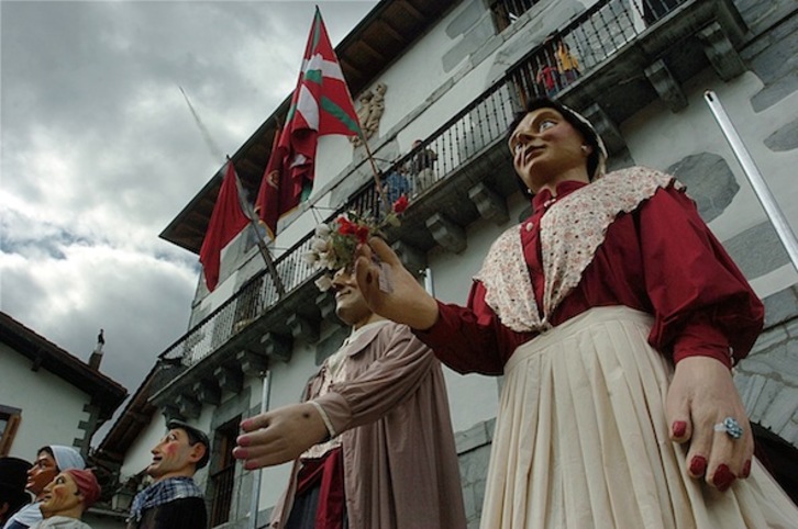 Imagen del Ayuntamiento de Goizueta en el txupinazo festivo de 2006. (Jon URBE / ARGAZKI PRESS)