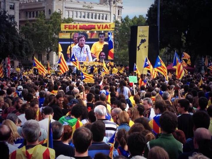 Carme Forcadell ha pronunciado su discurso ante miles de personas en la Plaza Catalunya de Barcelona. (@AyudaCat)