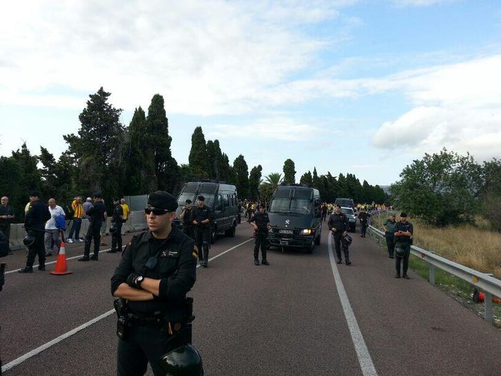 Furgones de la Guardia Civil en Vinaròs, donde se han vivido momentos de tensión. (@CUPNACIONAL)