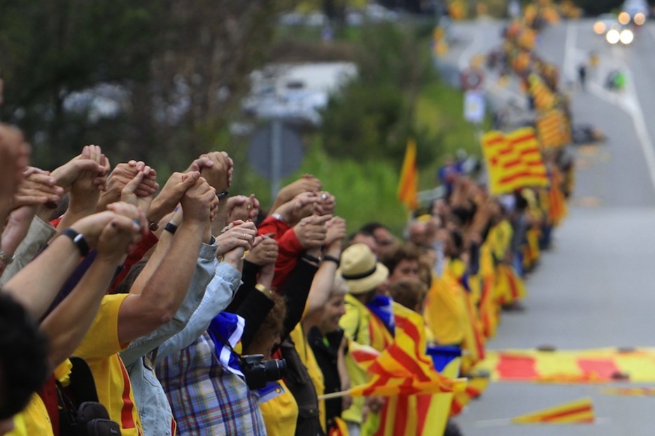 Manos entrelazadas formando una kilométrica y espectacular cadena a favor de la independencia. (Raymond ROIG/AFP)