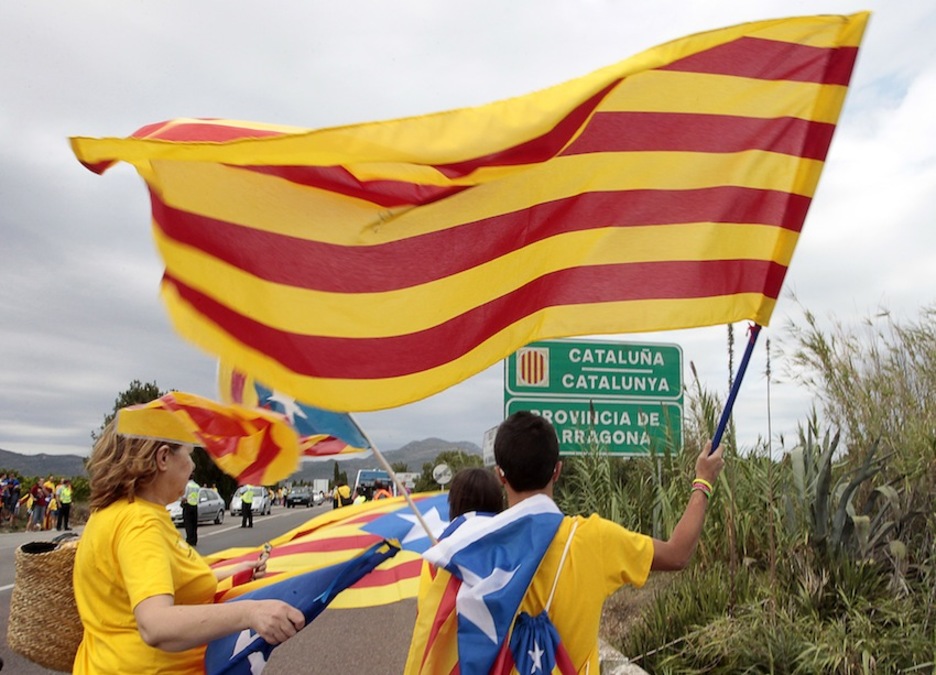 Senyeras y esteladas en la zona limítrofe entre Tarragona y Castelló, donde también han secundado la iniciativa. (Jose JORDAN/AFP)