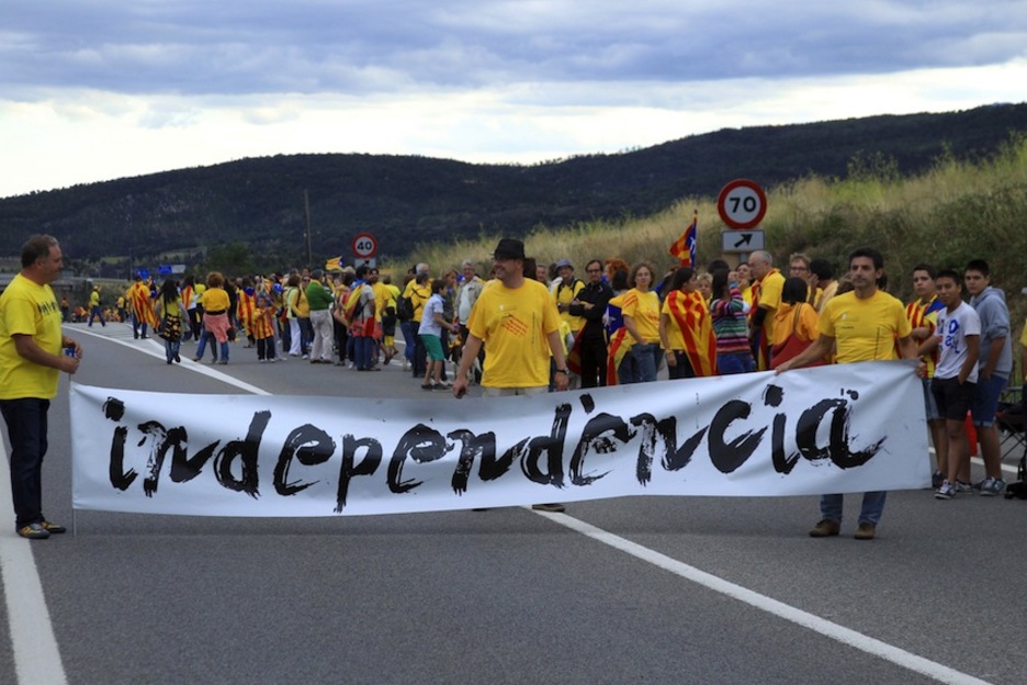 Pancarta a favor de la independencia, minutos antes de que comenzase la iniciativa. (Raymond ROIG/AFP)