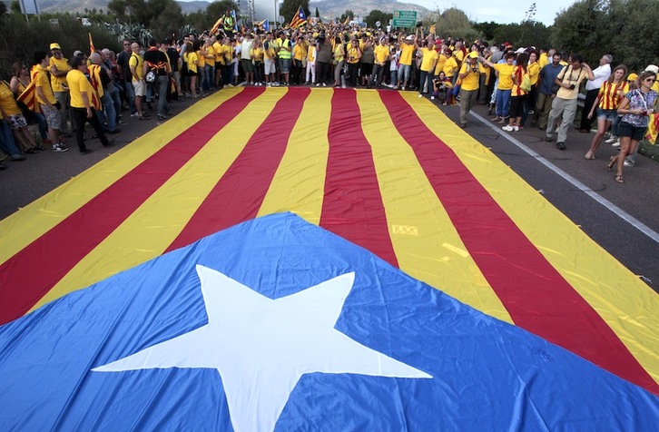 Una gran estelada durante una movilización independentista (Jose JORDAN/AFP)