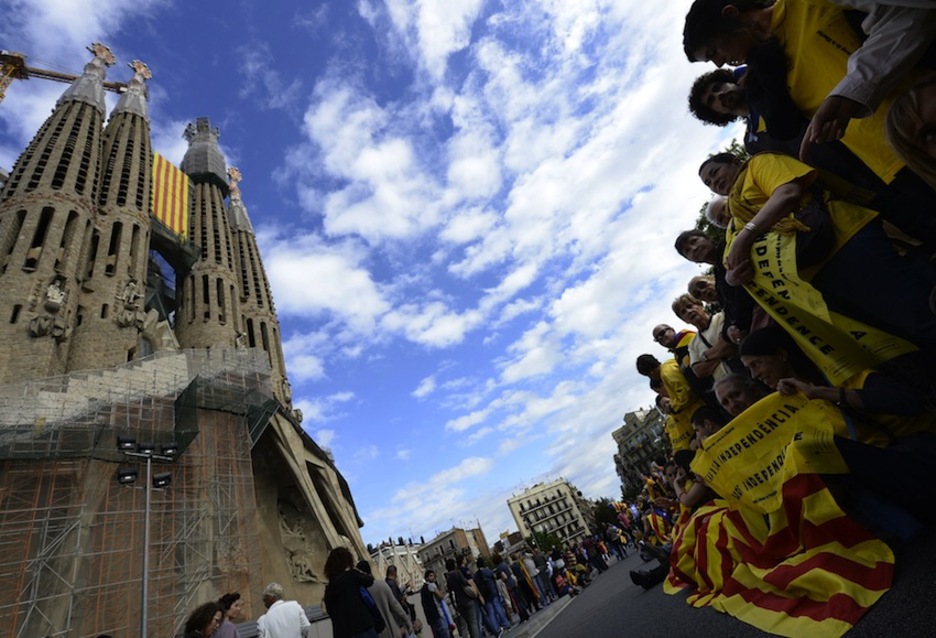 La cadena humana frente a la Sagrada Familia. (Lluis GENE/AFP)