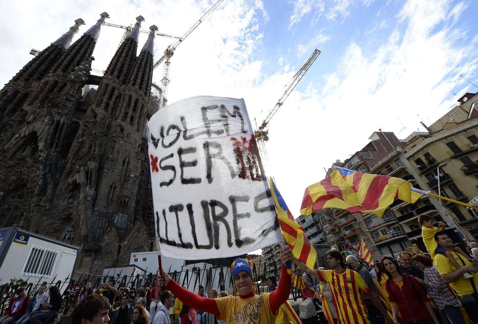 «Queremos ser libres», dice en catalán la pancarta portada por un ciudadano en Barcelona. (Lluis GENE/AFP)