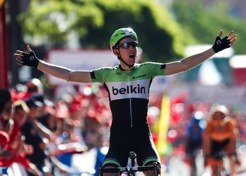 Mollema celebra su victoria en meta. (Jaime REINA/AFP)
