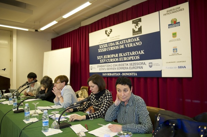 M. Iriarte, G. Zabaleta, E. Piñol, Angels Foch (ANC) y Jone Goirizelaia durante el curso de verano de EHU-UPV. (Juan Carlos RUIZ / ARGAZKI PRESS)