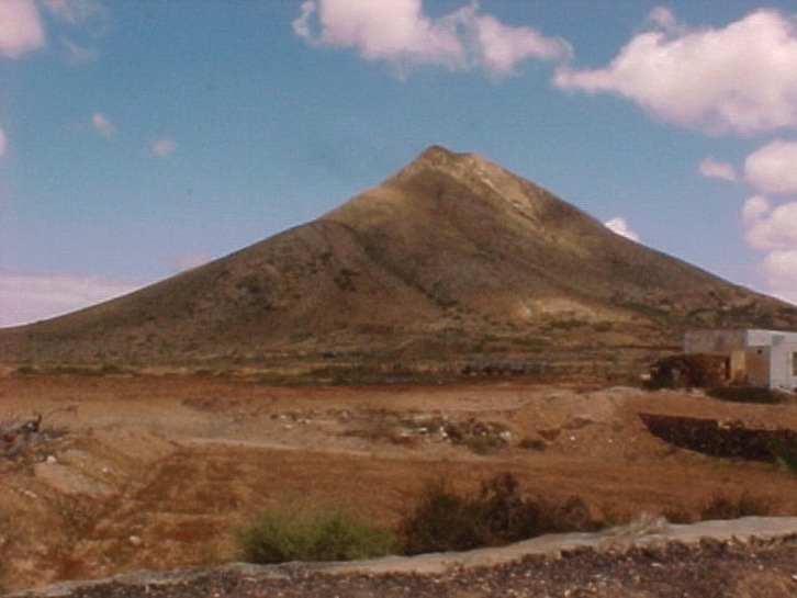 Chillida pretendía vaciar la motaña de Tindaya. (WIKIPEDIA)