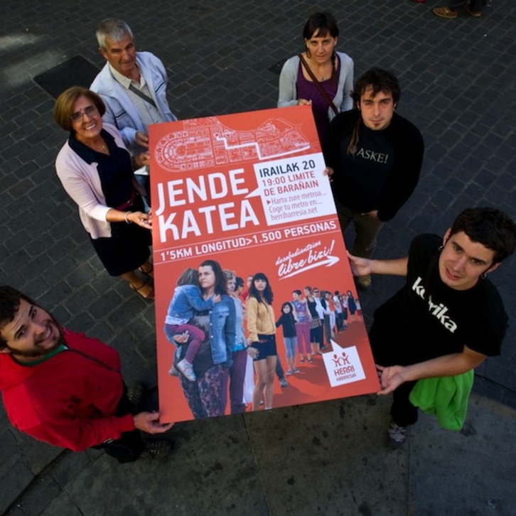 Giza katean parte hartzeko deia egin dute Iruñean eginiko agerraldian. (Iñigo URIZ/ARGAZKI PRESS)