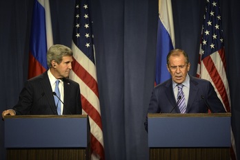 Rueda de prensa conjunta de Kerry y Lavrov, antes de dar inicio al encuentro. (Philippe DESMAZES/AFP)