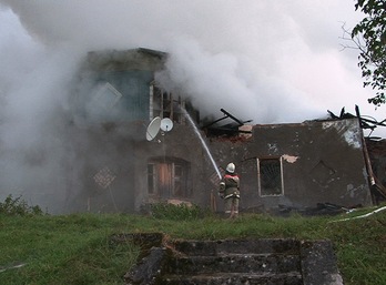 Un bombero trabaja en las tareas de extinción del fuego. (AFP)